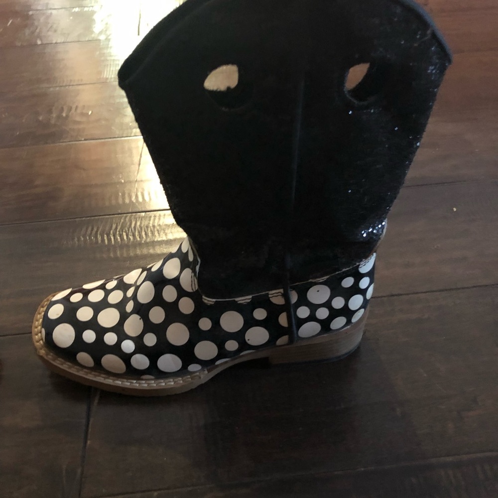 Boots - Picture 2 of 6